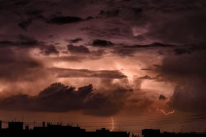 Фотографи Запоріжжя минулого тижня знімали блискавку, захід сонця та рожеві хмари