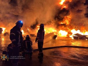 Офіційно про масштабну пожежу у Запоріжжі: вогонь гасили на 1000 квадратних метрів (ФОТО)