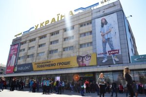 Усіх відвідувачів терміново вивели з ТРЦ у Запоріжжі: причина (ВІДЕО)