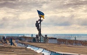 ЗСУ підняли український прапор над ключовим селищем на півночі Херсонщини (ФОТО)