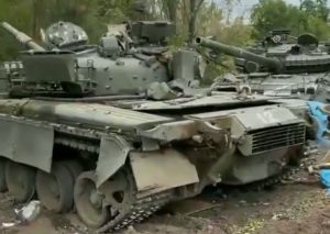 “Та там всім вистачить по танку”: скільки техніки росіяни залишили під Ізюмом (ВІДЕО)