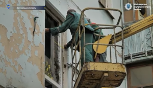 У Запоріжжі внаслідок обстрілів тріснув багатоквартирний будинок (ВІДЕО)