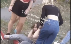 Дівчата жорстоко побили однокласницю посеред вулиці: в мережі опублікували відео з Києва