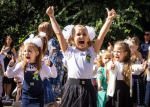 Перший дзвоник в евакуації: у Запоріжжі новий навчальний рік зустріли діти оріхівського “Сузір’я” (ФОТОРЕПОРТАЖ)