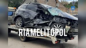 У Мелітополі вантажівка окупантів протаранила легковик та будівлю (ФОТО)