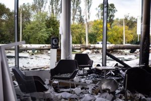 Як виглядає автосалон у Запоріжжі, в який влучили ракети РФ (ФОТОРЕПОРТАЖ)