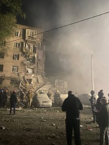 Внаслідок нічної ракетної атаки в Запоріжжі зруйновано під’їзд багатоквартирного будинку (ВІДЕО)
