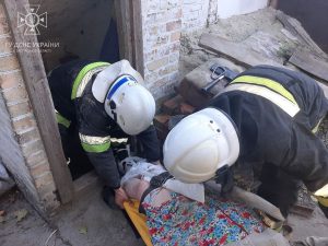 У Запоріжжі бійці ДСНС врятували літню жінку (ФОТО)