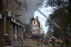 Як виглядають будинки у центрі Запоріжжя, куди поцілили ракети (ФОТОРЕПОРТАЖ)