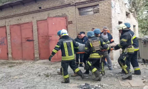 Ракетний удар РФ по Запоріжжю: з-під завалів будинку дістали людину (ВІДЕО)