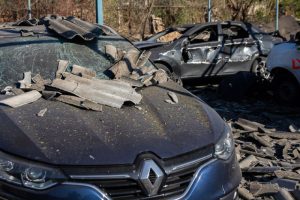 Росіяни вдарили ракетою по автостоянці у Запоріжжі (ФОТОРЕПОРТАЖ)