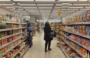 Популярні продукти в Україні подорожчають: подробиці