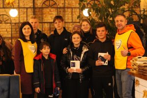 У Запоріжжі Фонд Фольковіско надав дітям мобільні телефони (ФОТО)