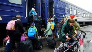 Заповнені поїзди, дитячий крик, сльози прощання: працівниця УЗ розповіла про евакуацію у перші місяці війни (ВІДЕО)