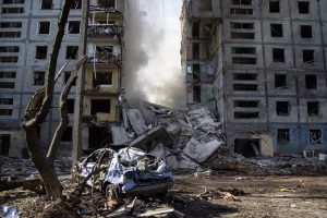 У Запоріжжі демонтують один з під’їздів у зруйнованій ворожою ракетою багатоповерхівці (ВІДЕО)