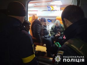 У поліції показали, як евакуювали жителів Запоріжжя із зони ураження ракети (ФОТО)