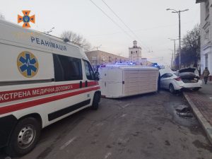 ДТП у центрі Запоріжжя: перекинувся мікроавтобус з пасажирами (ФОТО, ВІДЕО)