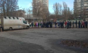 В Запорожье ажиотаж за бесплатной пиццей: в одном из районов собралась большая очередь (ФОТО)