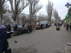 Торгували вдвадцятьох, оштрафували одну: в Запоріжжі провели рейд по ліквідації незаконної торгівлі (ФОТО)