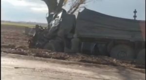 “Самоліквідація”: на Запоріжжі зняли розбиті вантажівки окупантів поблизу траси