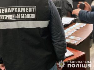 Хотів за хабар повернути вилучене авто: у Запоріжжі затримали “чорного” лісоруба (ФОТО)
