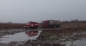 На Запоріжжі ДСНС допомогли водіям на розмитій “Дорозі життя”: опубліковане ВІДЕО