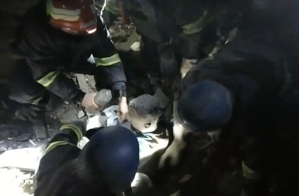 Перші хвилини після обстрілу пологового будинку під Запоріжжям: як рятували людей (ВІДЕО)