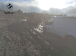 На Запоріжжі ДСНС за один день допомогли півсотні авто на розмитій “Дорозі життя” (ФОТО)
