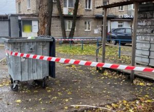 У Запоріжжі у сміттєвому баку помітили підозрілий предмет: викликали поліцію (ФОТО)