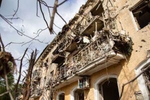 Було-стало: як виглядає пошкоджена багатоповерхівка у Запоріжжі з тимчасовою покрівлею (ФОТО)