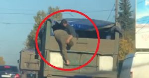 У Мелітополі зняли бійку “чмобіків” під час транспортування (ВІДЕО)