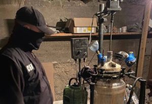 У Запоріжжі “накрили” нарколабораторію з мільйонним обігом: “кур’єром” була жінка (ФОТО)