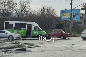У Запоріжжі відбулося ДТП з маршруткою (ФОТО)