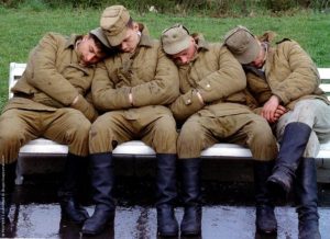 У Мелітополі п’яний окупант зганьбився посеред вулиці: його носили на руках (ФОТО)
