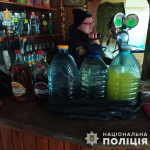 У Запоріжжі поліцейські припинили факт незаконної реалізації алкогольної продукції (ФОТО)