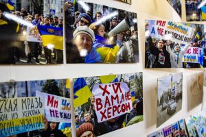 У Запоріжжі відкрили фотовиставку “Нескорений Херсон” про спротив та окупацію (ФОТОРЕПОРТАЖ)