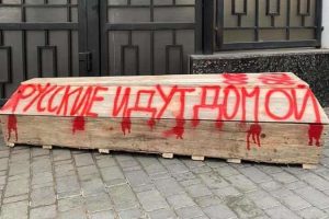 На Запоріжжі окупантам роблять знижки на гроби, виготовили навіть спеціальну “модель” (ФОТО)