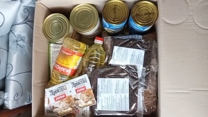 “Вес этой коробки 17 килограмм”: какой продуктовый набор предоставляет в Запорожье Красный Крест (ВИДЕО)