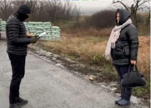 Окупанти на камеру примусово виселили жінку в Мелітополі (ФОТО)