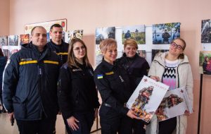 “Герої без зброї”: запорізькі рятувальники розповіли про роботу під час війни та відкрили фотовиставку (ФОТОРЕПОРТАЖ)