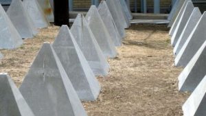 До центра Мелітополя вантажівками звозять “зуби дракона”