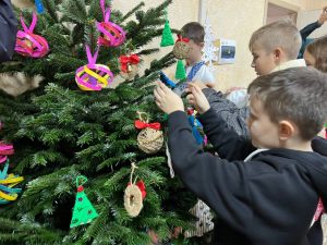 У Запоріжжі та області встановлюють “ялинки незламності” (ФОТО)
