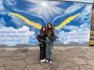 ГК «Інвестохіллс» подарувала юній художниці, яка знайшла прихисток у Центрі допомоги ВПО в Запоріжжі, онлайн-курс у школі мистецтв