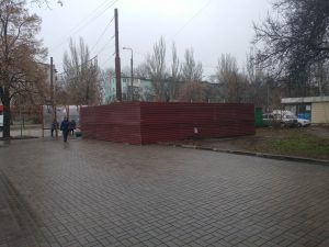 В Запорожье начали обустройство елочного базара (ФОТО)