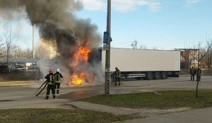 У Запоріжжі вщент згоріла вантажівка: пожежу приборкали 10 рятувальників (ФОТО)