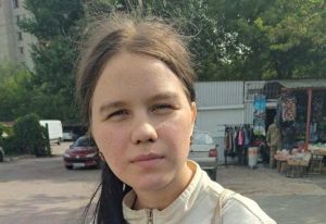 Сіла в автобус і зникла: у Запоріжжі розшукують неповнолітню (ФОТО, ПРИКМЕТИ)