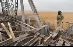 Як ЗСУ зруйнували залізничний міст під Мелітополем: опубліковано відео