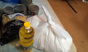 “Да там целая батарея!”: жительница Запорожья показала продуктовый набор от ООН (ВИДЕО)