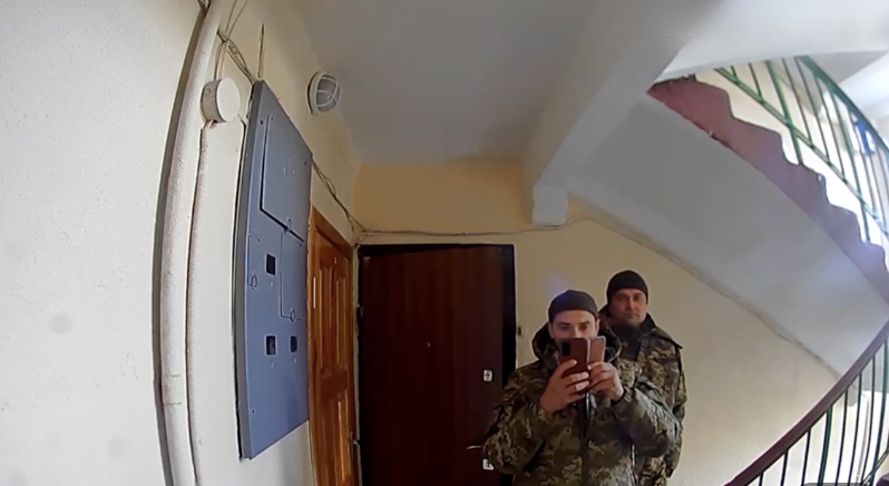 Повістки українцям залишають у дверях військові: чи законно це