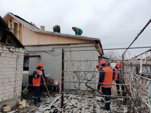 Вирва на подвір’ї й пошкоджені будинки: як виглядає місце нічних “прильотів” у Запоріжжі (ФОТО)